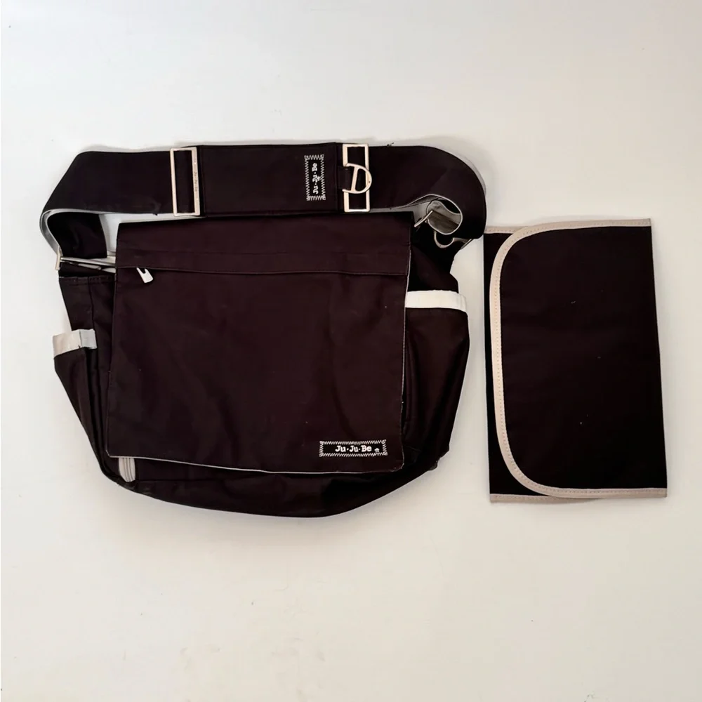 Ju-Ju-Be Classic Collection Better Be Messenger Diaper Bag, Black/Silver